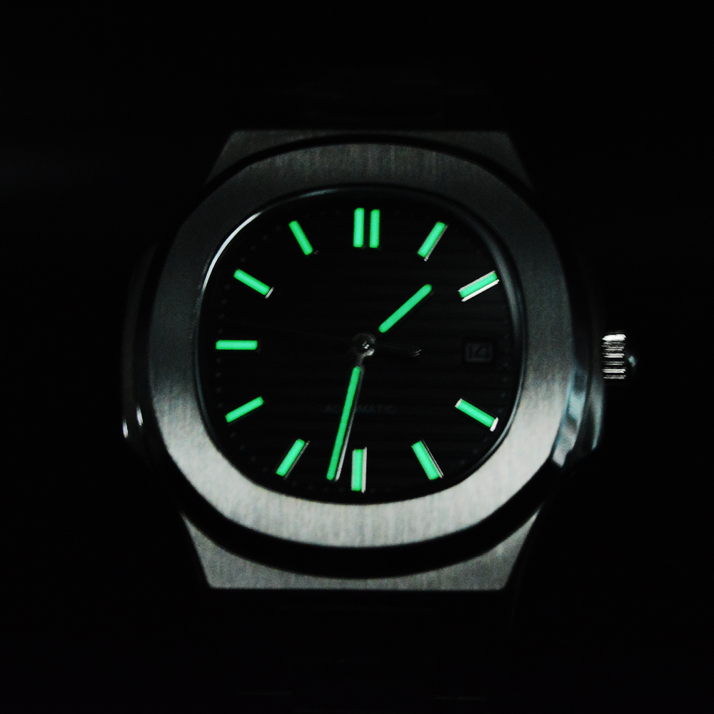 ساعة ميكانيكية أوتوماتيكية فاخ - مراجعة Patek Philippe Watch Nautilus وسعره