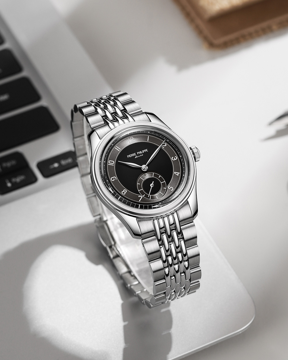 ساعة بيير ريترو الرسمية – حركة - مراجعة Omega Watch Constellation وسعره