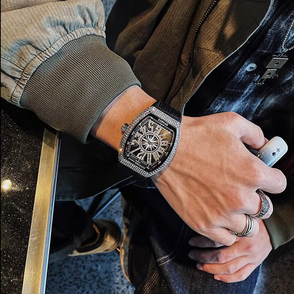 ساعة يد فاخرة للرجال مرصعة بال - مراجعة Cartier Watch Tank وسعره